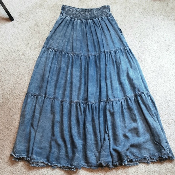 NWT Boho Tiered Denim Maxi Skirt by Blue Velvet Shirred Back Raw Hem Size M - Picture 3 of 12